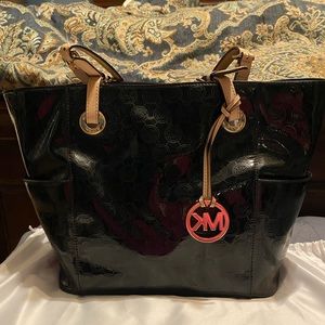Medium size black pattern leather Michael lots purse . Like new !